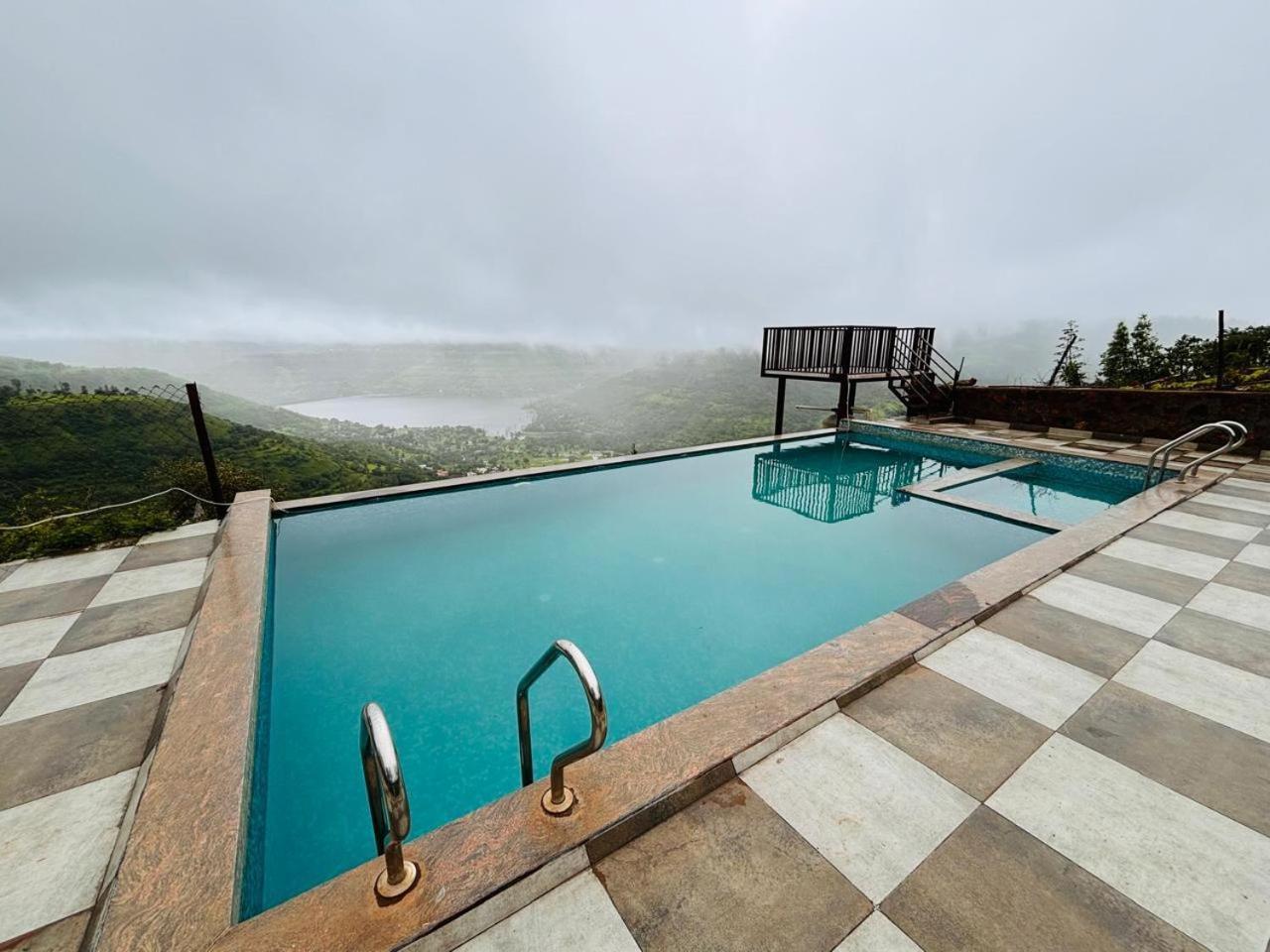 Paramount 3 Ac Bedrooms Hall Garden With Lake View Pānchgani Exterior foto