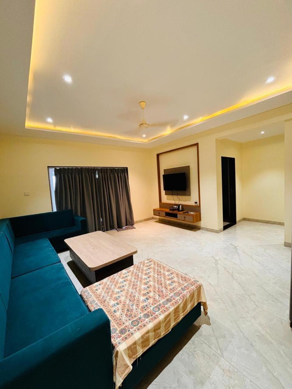 Paramount 3 Ac Bedrooms Hall Garden With Lake View Pānchgani Exterior foto